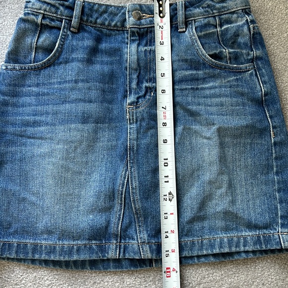 Guess Medium Wash Denim Mini Skirt size 26 EUC -perfect for summer! - Picture 7 of 7